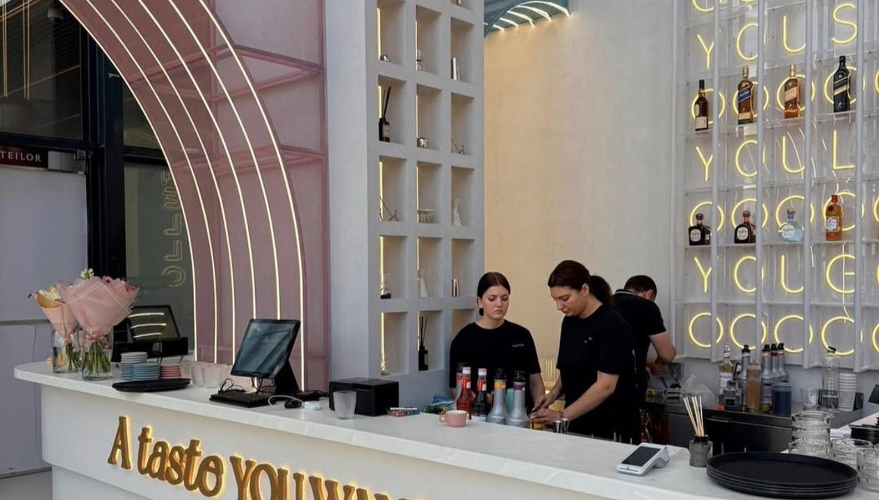 Amenajare HoReCa cu arcade metalice roz și iluminare integrată